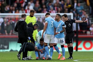 Man City trả giá đắt cho chiến thắng nhọc ở Ngoại hạng Anh 
