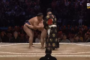 Hài hước đấu sĩ Sumo suýt … rơi khố ở Anh