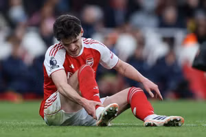 Arsenal trả giá đắt cho ngôi đầu Ngoại hạng Anh 