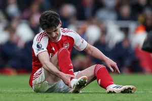 Arsenal trả giá đắt cho ngôi đầu Ngoại hạng Anh