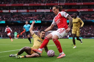 Ba trụ cột chấn thương, Arsenal vẫn được dự đoán vô địch