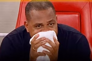 Cổ động viên Indonesia làm điều bất ngờ với HLV Shin Tae-yong và Kluivert 