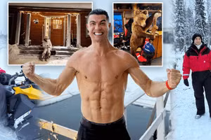 Chùm ảnh: Ronaldo khoe bụng 6 múi trong tuyết lạnh