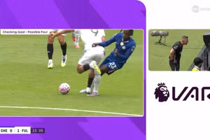 Chelsea thắng Fulham gây tranh cãi 