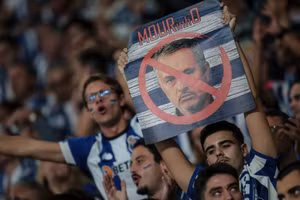 Hỗn loạn trong ngày HLV Mourinho trở lại ‘mái nhà xưa’ Porto
