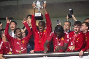 Dàn sao Man Utd cuồng nhiệt nâng ‘Cúp Thử thách’ 