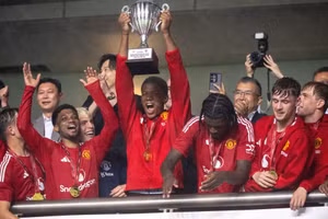 Dàn sao Man Utd cuồng nhiệt nâng ‘Cúp Thử thách’ 