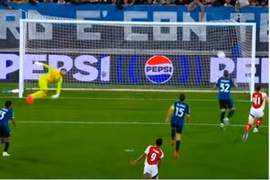 Video: Khoảnh khắc thủ môn Arsenal cứu thua không tưởng