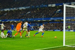 Leeds ghi bàn thắng ‘kỳ lạ nhất mùa giải’ vào lưới Chelsea 