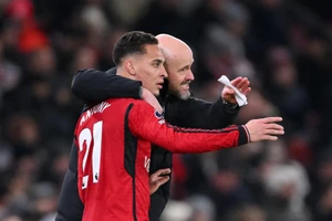 Antony rời ‘địa ngục’ Man Utd, tái ngộ thầy cũ Erik ten Hag