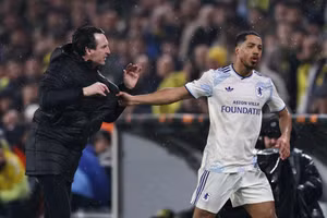 HLV Aston Villa hành động gây sốc với học trò