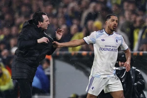 HLV Aston Villa hành động gây sốc với học trò