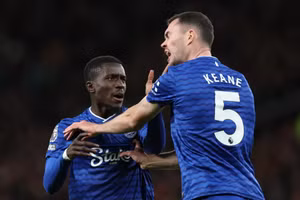 Tát đồng đội khi đấu với Man Utd, cầu thủ Everton lĩnh thẻ đỏ trực tiếp