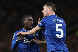 Tát đồng đội khi đấu với Man Utd, cầu thủ Everton lĩnh thẻ đỏ trực tiếp