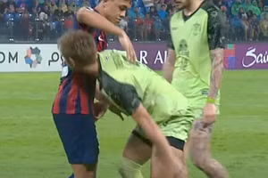 Đội trưởng tuyển Thái Lan bị đuổi khỏi sân vì lý do không ai ngờ