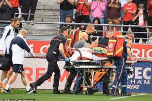 Va chạm kinh hoàng, cựu tiền vệ Man Utd bất tỉnh 17 phút trên sân 