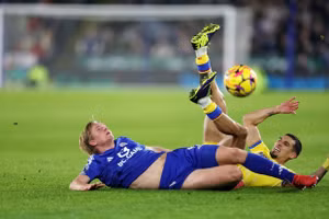 HLV Van Nistelrooy thua trận thứ 6 liên tiếp cùng Leicester 