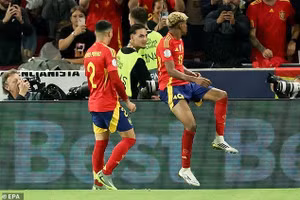 Ghi cú đúp giúp Tây Ban Nha hạ Pháp, thần đồng Yamal bắt chước Ronaldo 