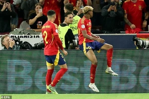 Ghi cú đúp giúp Tây Ban Nha hạ Pháp, thần đồng Yamal bắt chước Ronaldo