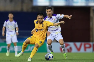 Hà Nội FC tố bị trọng tài xử ép tại sân Vinh, yêu cầu VFF xử nghiêm