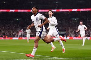 ‘Thần đồng’ Arsenal đi vào lịch sử bóng đá Anh