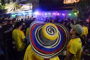 CĐV Colombia 'nhuộm vàng' thành phố Mexico 