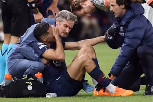 Cầu thủ PSG bật khóc nức nở khi bị sao Bayern Munich phạm lỗi thô bạo