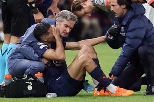 Cầu thủ PSG bật khóc nức nở khi bị sao Bayern Munich phạm lỗi thô bạo