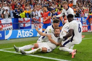 Chùm ảnh: Bellingham ghi siêu phẩm, Anh thắng ngược Slovakia ở EURO 2024 