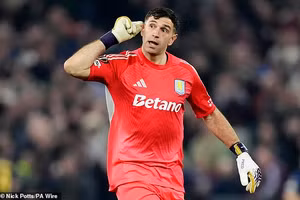 Thủ môn Aston Villa khiêu khích đối thủ 