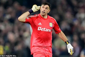 Thủ môn Aston Villa khiêu khích đối thủ 