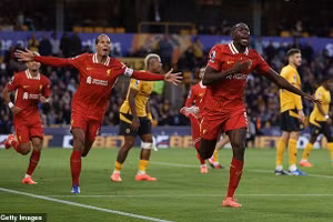 Chùm ảnh: Salah ghi bàn, Liverpool lên đỉnh bảng 