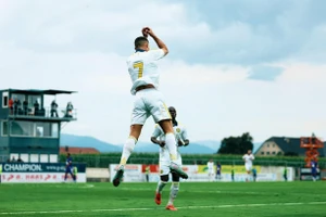 Ronaldo giúp Al Nassr ngược dòng hạ câu lạc bộ Pháp