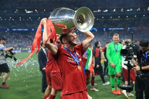 Cựu sao Liverpool và tuyển Anh… treo giày