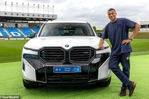 Chùm ảnh: Dàn sao Real Madrid được tặng siêu xe BMW