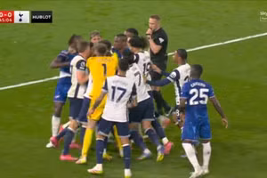 Chùm ảnh: Cận cảnh màn xô xát dữ dội ở trận derby London