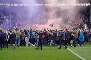 Thăng hạng Ngoại hạng Anh, Burnley ăn mừng hỗn loạn