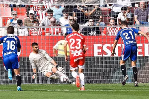 Video: Thủ môn nổi như cồn sau pha cản 3 quả phạt đền trong một trận 