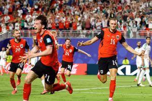 Thoát hiểm phút 90+5, Áo hẹn Tây Ban Nha ở vòng knock-out 
