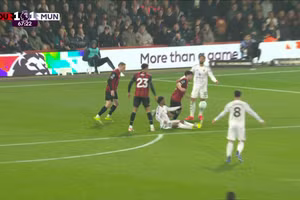 Man Utd nổi giận vì ‘mất phạt đền, dẫn tới bàn thua’