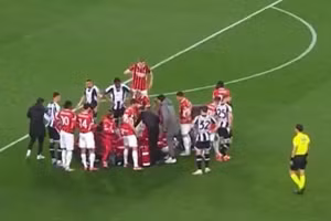 Thủ môn AC Milan chấn thương kinh hoàng, đồng đội quỳ gối cầu nguyện