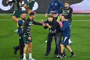 Cận cảnh an ninh khống chế cổ động viên lao vào Ronaldo