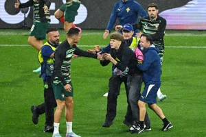 Cận cảnh an ninh khống chế cổ động viên lao vào Ronaldo