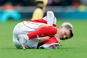 Arsenal trả giá đắt cho ngôi đỉnh bảng Ngoại hạng Anh