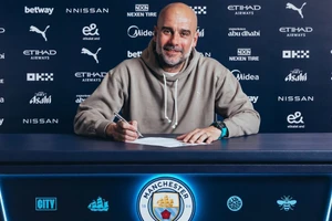 HLV Pep Guardiola và Man City khiến tất cả 'việt vị'