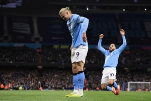 Haaland ăn mừng gây sốt, Man City trở lại cuộc đua vô địch