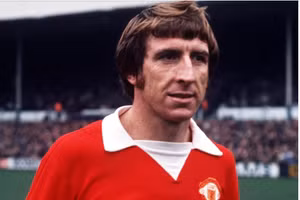 ‘Tiền đạo biết bay’ từng khoác áo Man Utd, Man City qua đời