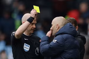 HLV Chelsea nhận thẻ vàng vì ăn mừng quá khích