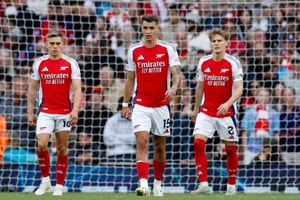 Arsenal thua ngược Bournemouth, nguy cơ ‘mất cả chì lẫn chài’