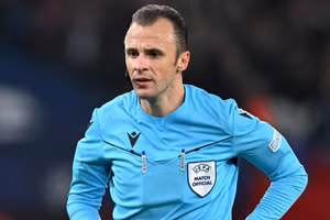 Trọng tài từng bị treo còi 6 trận bắt chính chung kết Chelsea – Real Betis